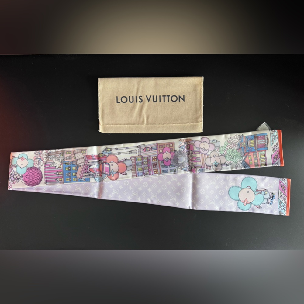 Brand NEW Louis Vuitton Silk Monogram Bandeau Vivienne Scarf, M77402
